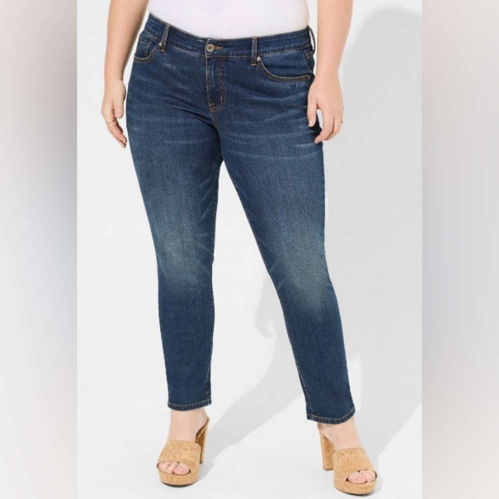 TORRID Sz 18R Boyfriend Straight Vintage Stretch Mid-Wash Jeans